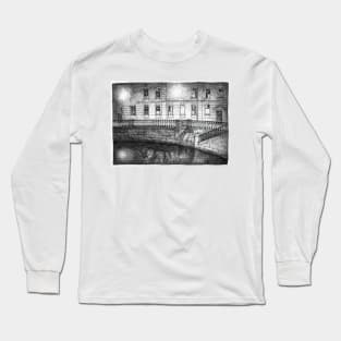 Capybaras on a date Long Sleeve T-Shirt